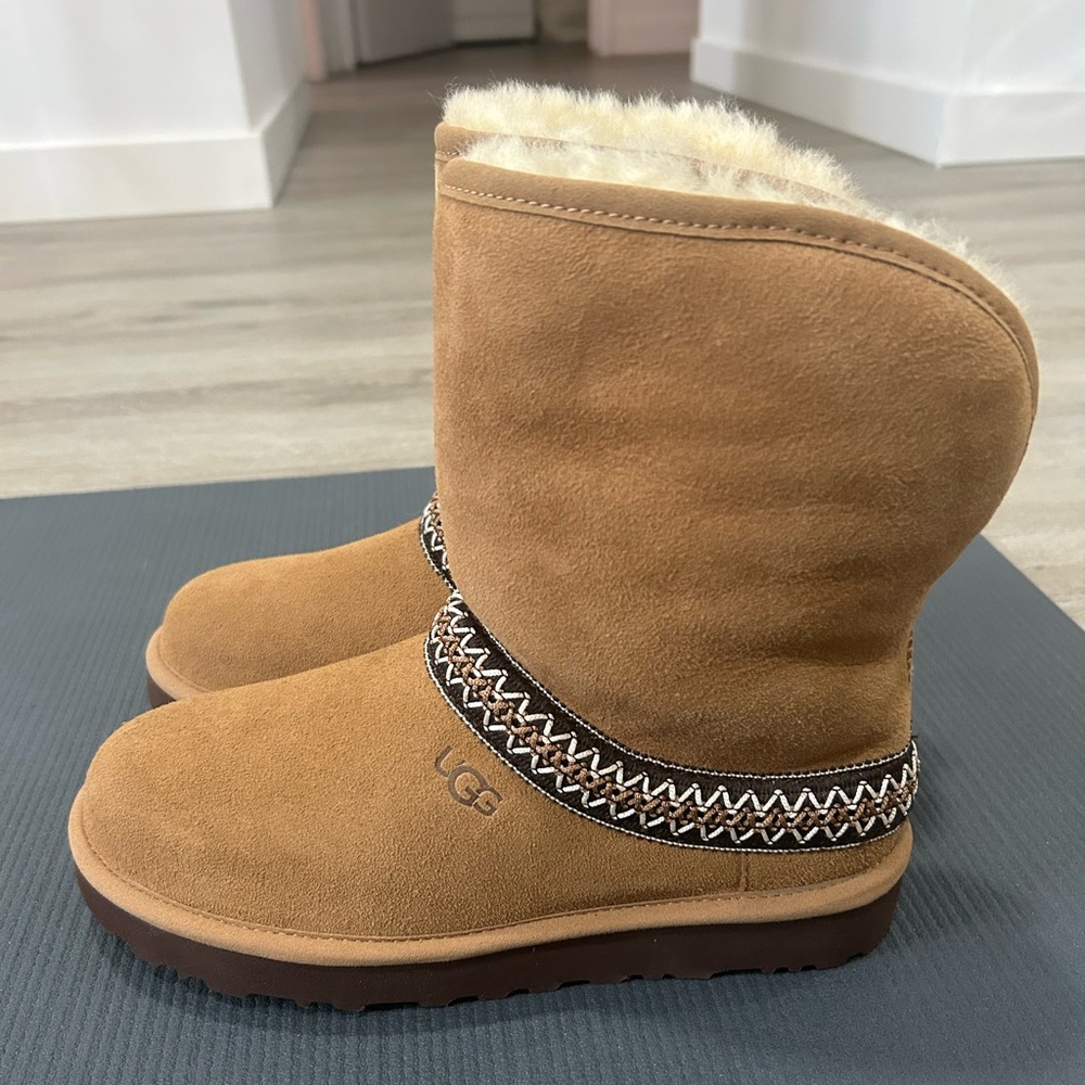 Ugg classic short crescent